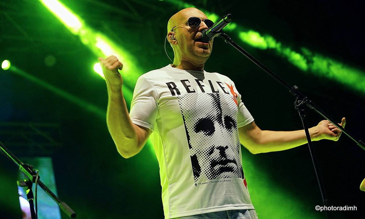 Do roka a do dna! Třem sestrám na branické oslavě asistovali Horkýže slíže, Mňága a Žďorp a mnozí další 