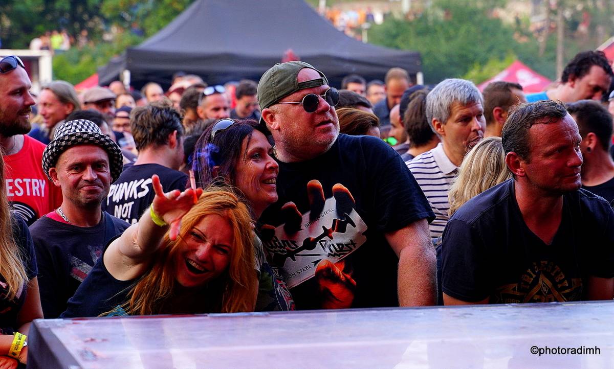 Do roka a do dna! Třem sestrám na branické oslavě asistovali Horkýže slíže, Mňága a Žďorp a mnozí další 