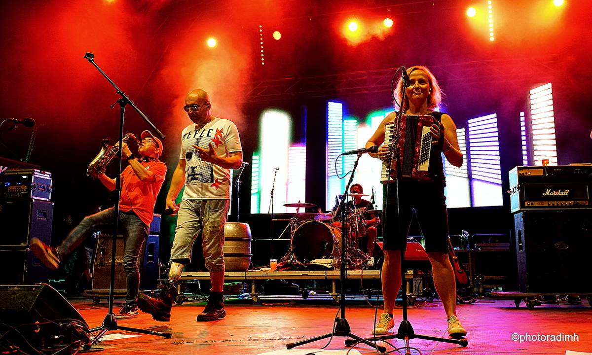 Do roka a do dna! Třem sestrám na branické oslavě asistovali Horkýže slíže, Mňága a Žďorp a mnozí další 