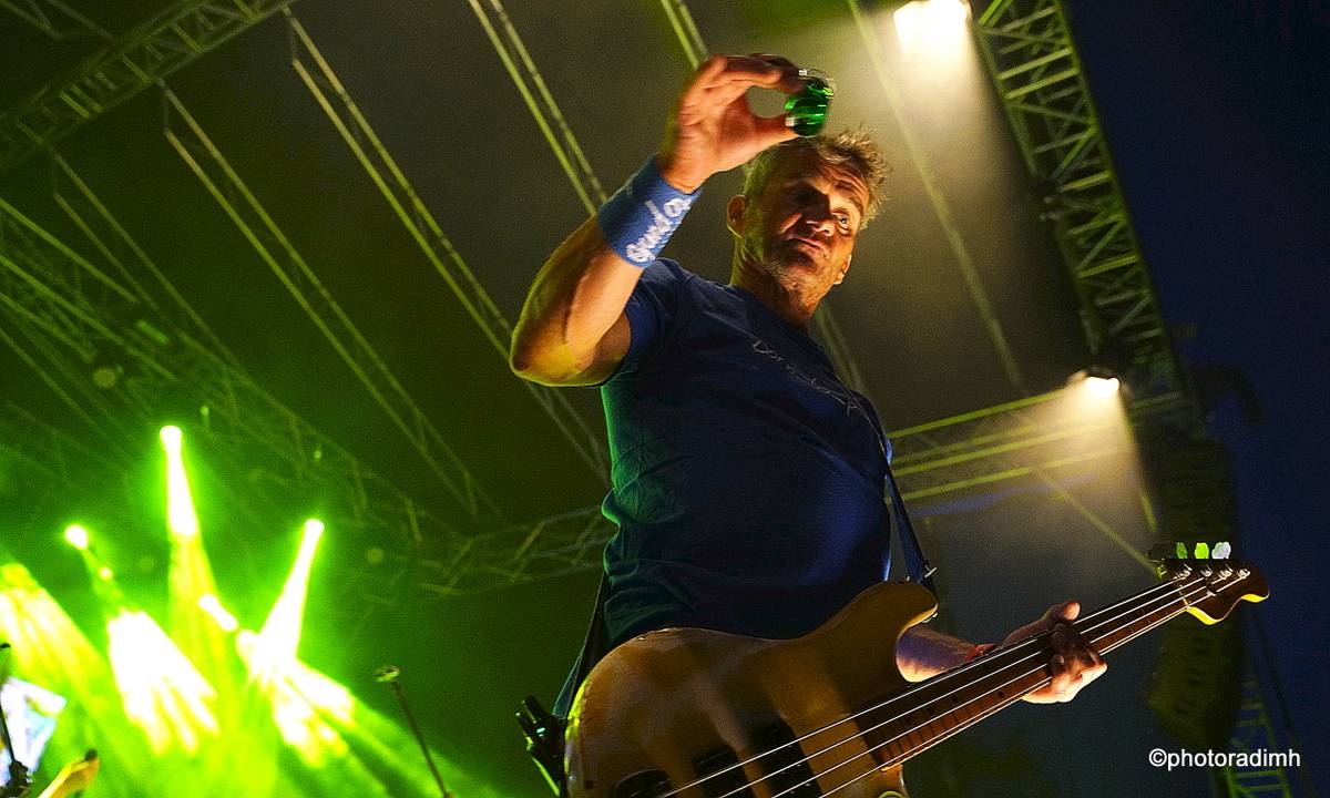 Do roka a do dna! Třem sestrám na branické oslavě asistovali Horkýže slíže, Mňága a Žďorp a mnozí další 