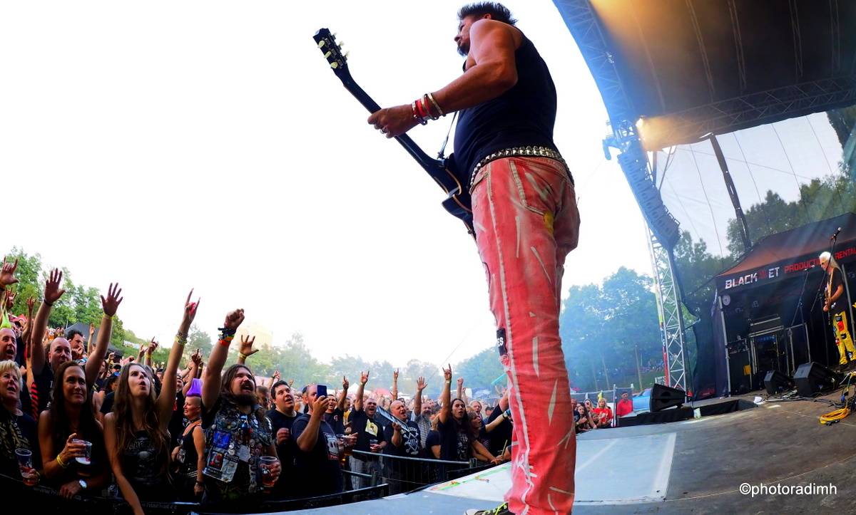 Do roka a do dna! Třem sestrám na branické oslavě asistovali Horkýže slíže, Mňága a Žďorp a mnozí další 