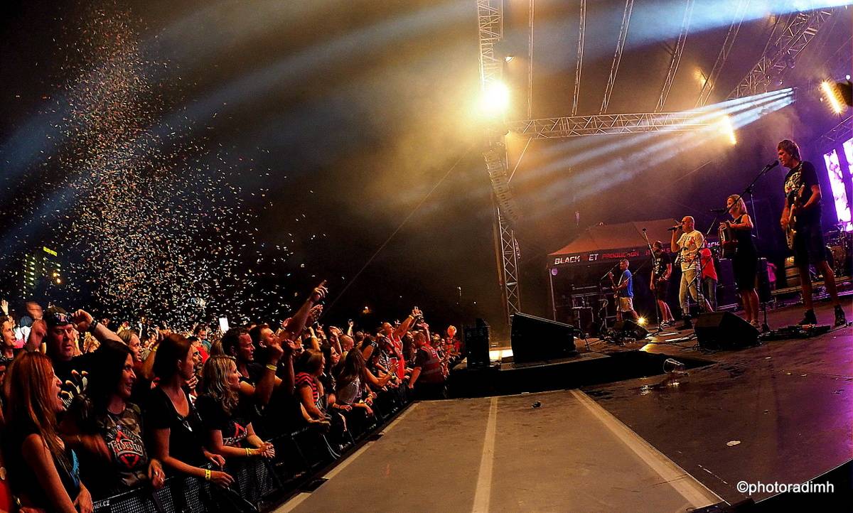 Do roka a do dna! Třem sestrám na branické oslavě asistovali Horkýže slíže, Mňága a Žďorp a mnozí další 