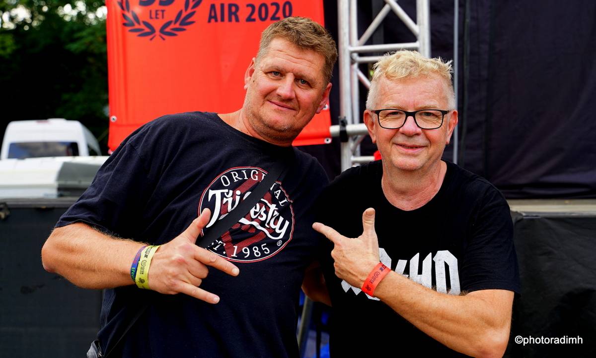 Do roka a do dna! Třem sestrám na branické oslavě asistovali Horkýže slíže, Mňága a Žďorp a mnozí další 