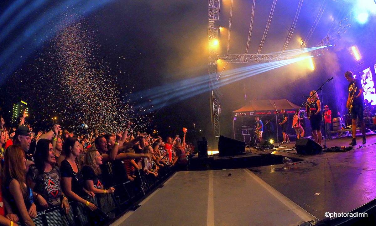 Do roka a do dna! Třem sestrám na branické oslavě asistovali Horkýže slíže, Mňága a Žďorp a mnozí další 