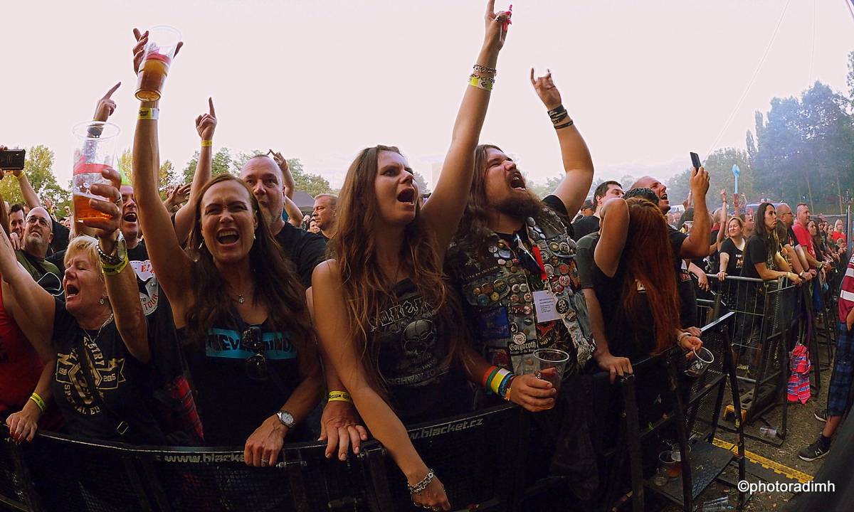 Do roka a do dna! Třem sestrám na branické oslavě asistovali Horkýže slíže, Mňága a Žďorp a mnozí další 