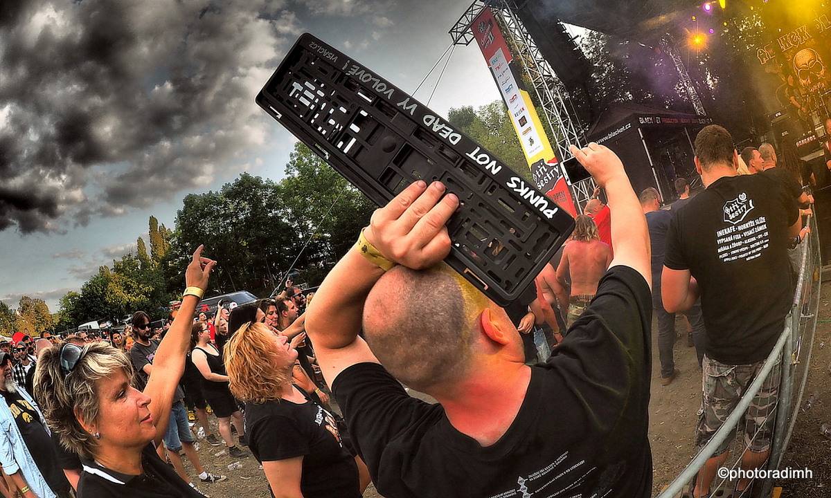 Do roka a do dna! Třem sestrám na branické oslavě asistovali Horkýže slíže, Mňága a Žďorp a mnozí další 