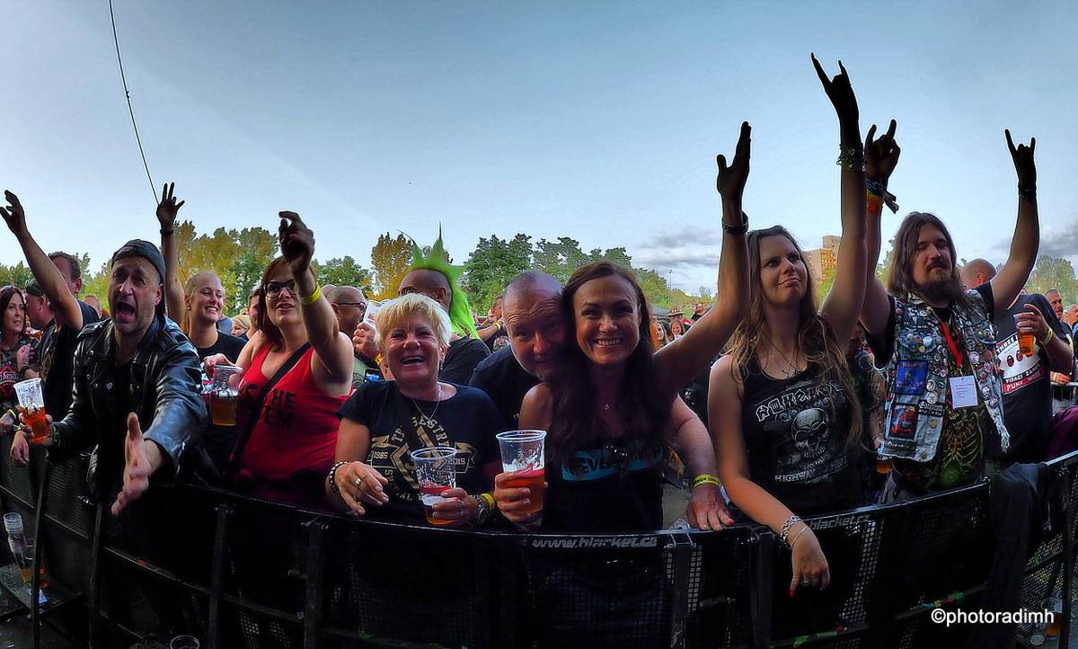 Do roka a do dna! Třem sestrám na branické oslavě asistovali Horkýže slíže, Mňága a Žďorp a mnozí další 