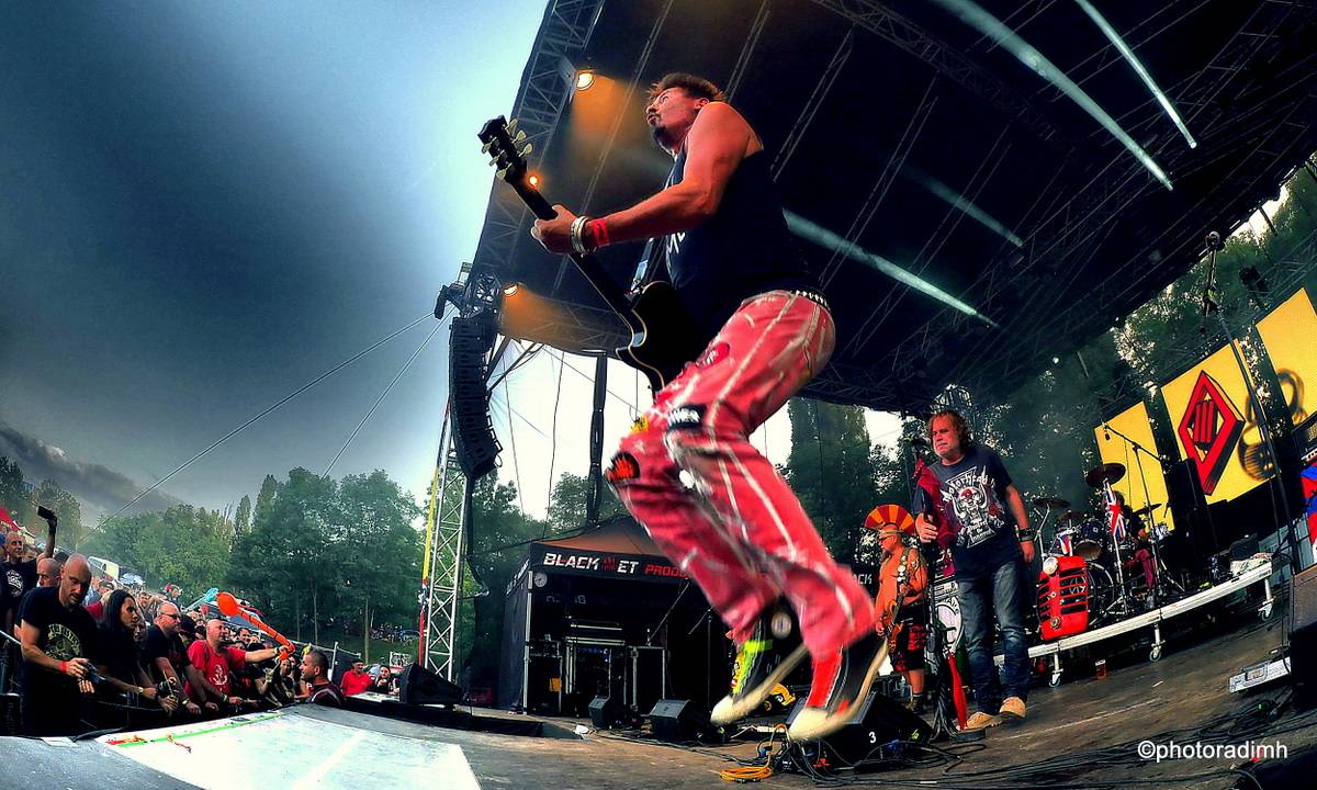 Do roka a do dna! Třem sestrám na branické oslavě asistovali Horkýže slíže, Mňága a Žďorp a mnozí další 