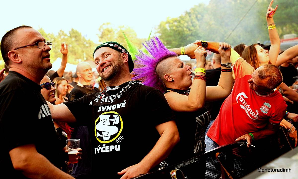 Do roka a do dna! Třem sestrám na branické oslavě asistovali Horkýže slíže, Mňága a Žďorp a mnozí další 