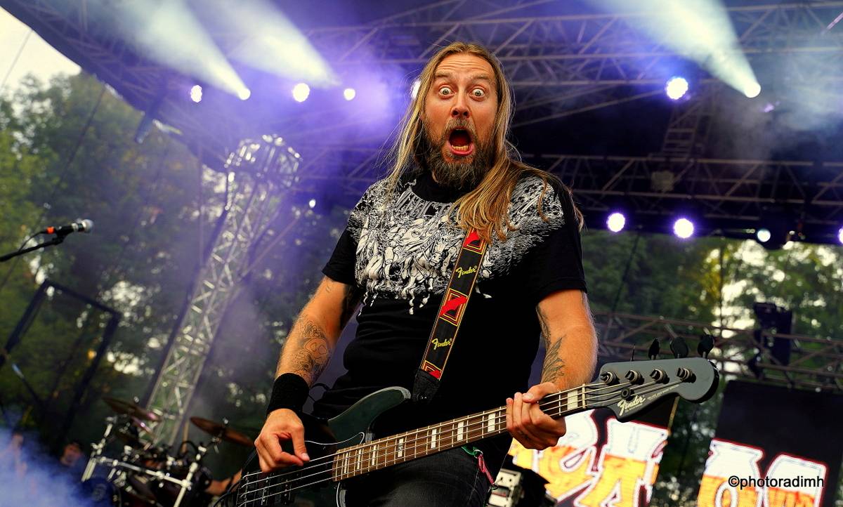 Do roka a do dna! Třem sestrám na branické oslavě asistovali Horkýže slíže, Mňága a Žďorp a mnozí další 