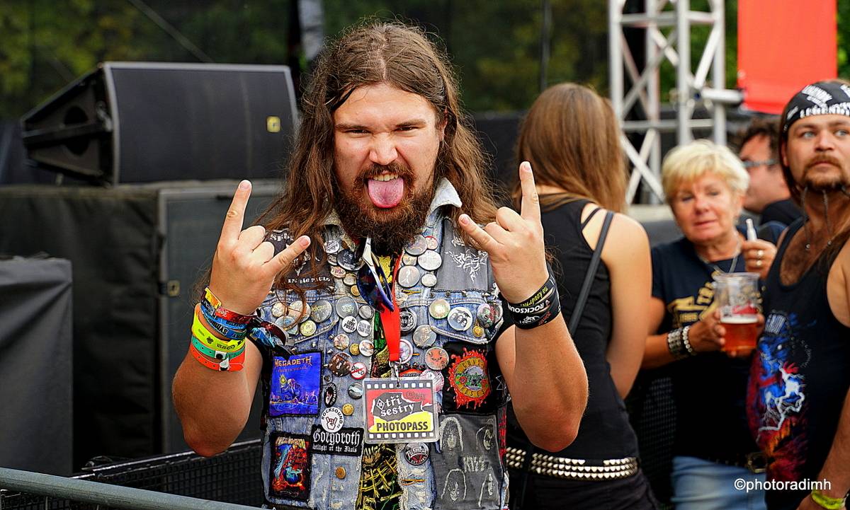 Do roka a do dna! Třem sestrám na branické oslavě asistovali Horkýže slíže, Mňága a Žďorp a mnozí další 