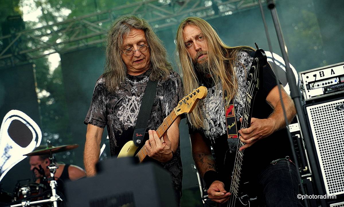 Do roka a do dna! Třem sestrám na branické oslavě asistovali Horkýže slíže, Mňága a Žďorp a mnozí další 