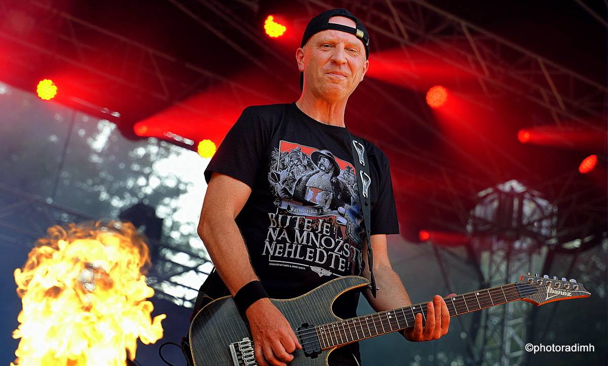 Do roka a do dna! Třem sestrám na branické oslavě asistovali Horkýže slíže, Mňága a Žďorp a mnozí další 