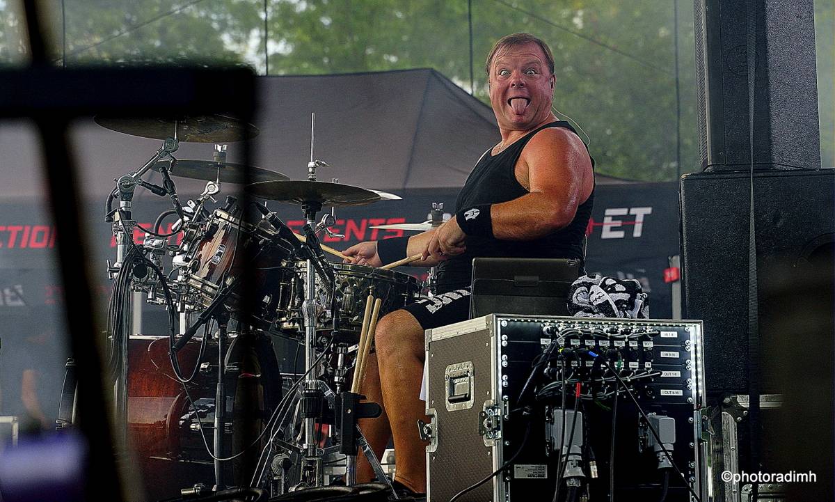 Do roka a do dna! Třem sestrám na branické oslavě asistovali Horkýže slíže, Mňága a Žďorp a mnozí další 