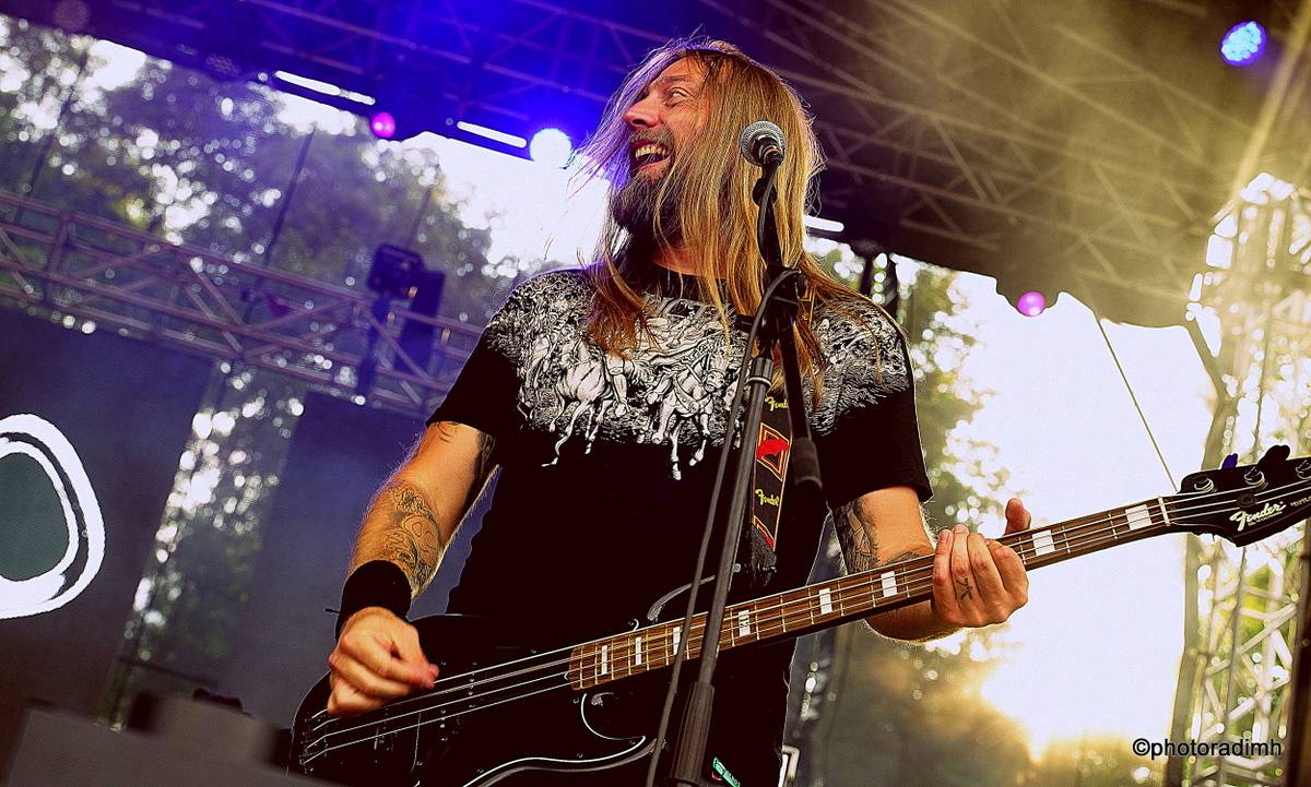 Do roka a do dna! Třem sestrám na branické oslavě asistovali Horkýže slíže, Mňága a Žďorp a mnozí další 