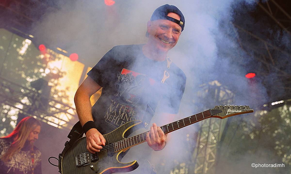 Do roka a do dna! Třem sestrám na branické oslavě asistovali Horkýže slíže, Mňága a Žďorp a mnozí další 