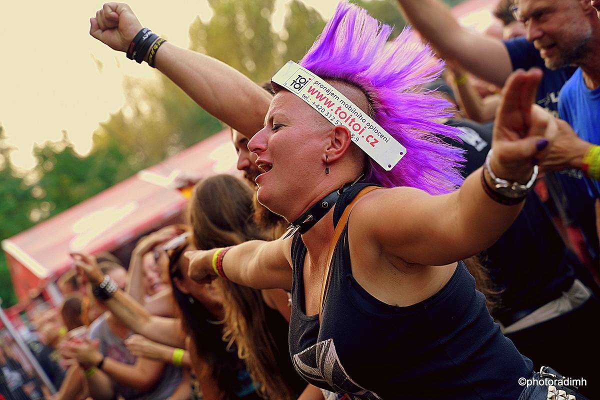 Do roka a do dna! Třem sestrám na branické oslavě asistovali Horkýže slíže, Mňága a Žďorp a mnozí další 