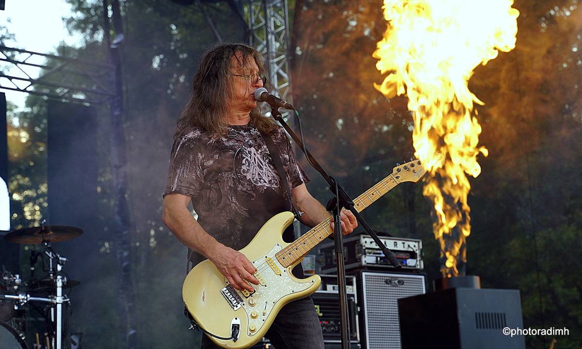 Do roka a do dna! Třem sestrám na branické oslavě asistovali Horkýže slíže, Mňága a Žďorp a mnozí další 