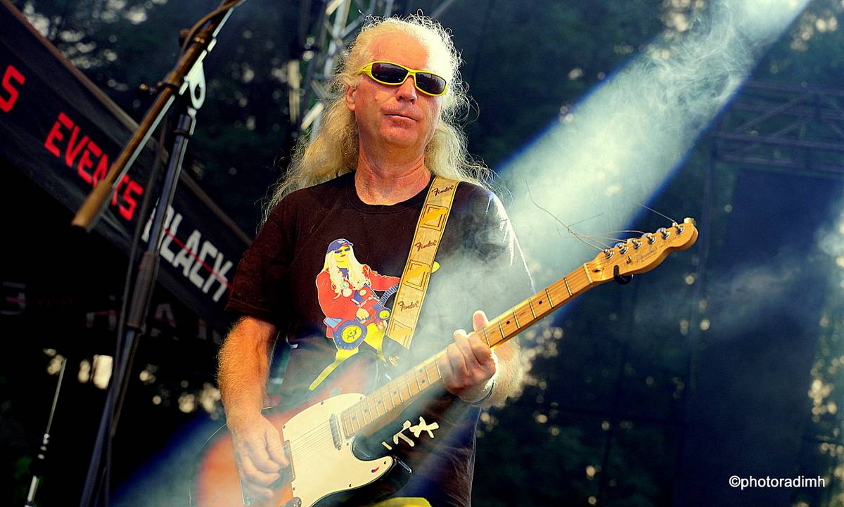 Do roka a do dna! Třem sestrám na branické oslavě asistovali Horkýže slíže, Mňága a Žďorp a mnozí další 