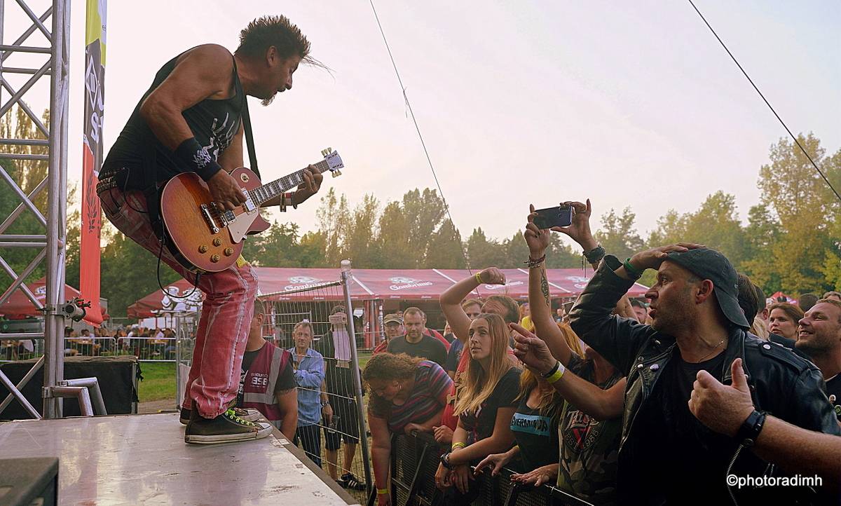 Do roka a do dna! Třem sestrám na branické oslavě asistovali Horkýže slíže, Mňága a Žďorp a mnozí další 