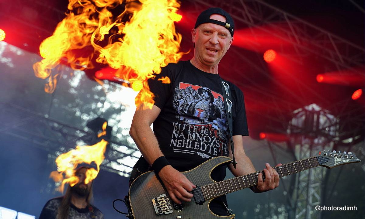 Do roka a do dna! Třem sestrám na branické oslavě asistovali Horkýže slíže, Mňága a Žďorp a mnozí další 