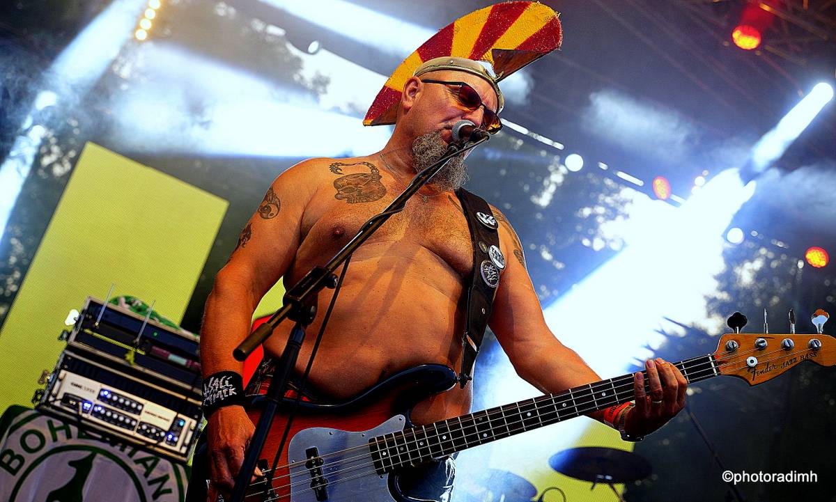 Do roka a do dna! Třem sestrám na branické oslavě asistovali Horkýže slíže, Mňága a Žďorp a mnozí další 