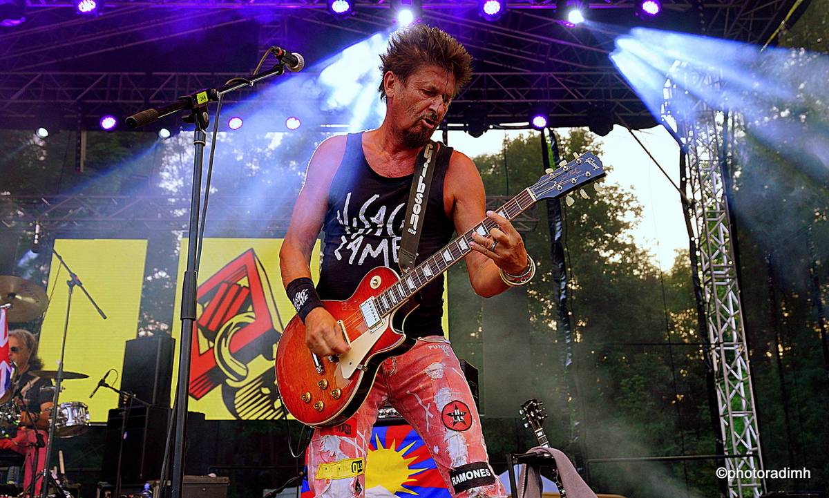 Do roka a do dna! Třem sestrám na branické oslavě asistovali Horkýže slíže, Mňága a Žďorp a mnozí další 