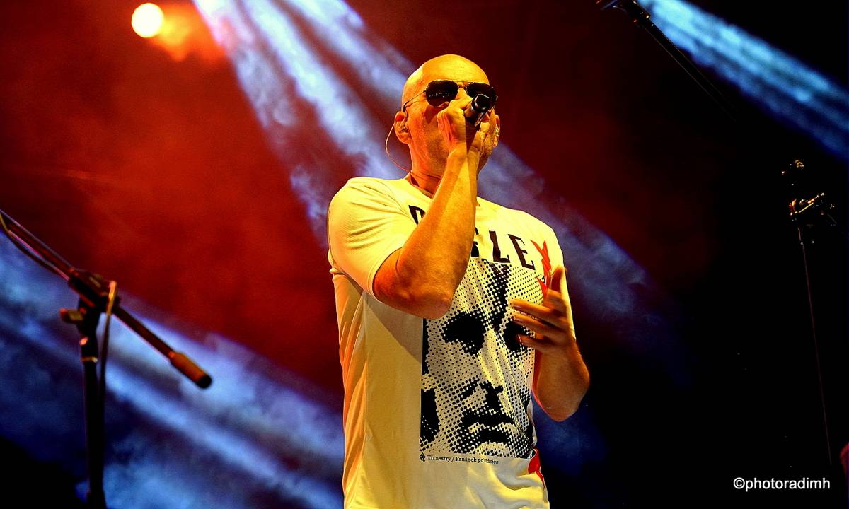 Do roka a do dna! Třem sestrám na branické oslavě asistovali Horkýže slíže, Mňága a Žďorp a mnozí další 