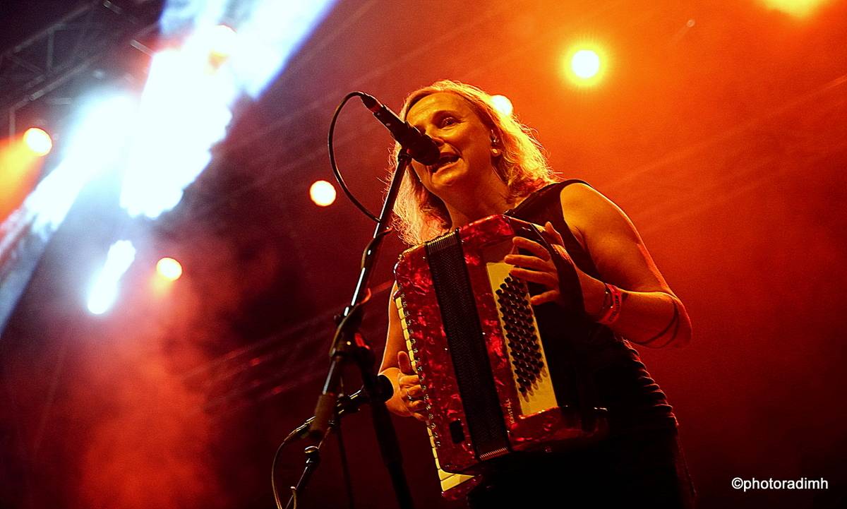 Do roka a do dna! Třem sestrám na branické oslavě asistovali Horkýže slíže, Mňága a Žďorp a mnozí další 