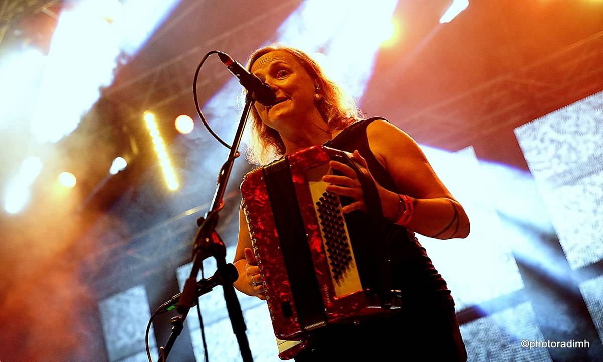 Do roka a do dna! Třem sestrám na branické oslavě asistovali Horkýže slíže, Mňága a Žďorp a mnozí další 