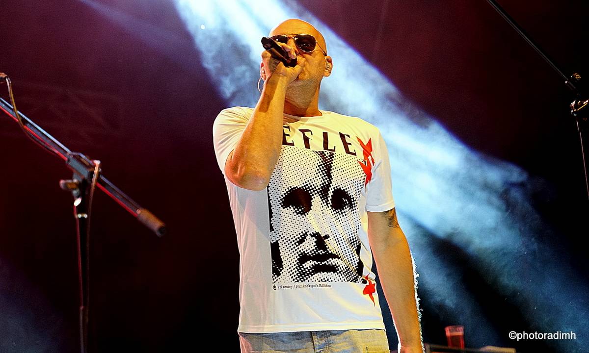 Do roka a do dna! Třem sestrám na branické oslavě asistovali Horkýže slíže, Mňága a Žďorp a mnozí další 