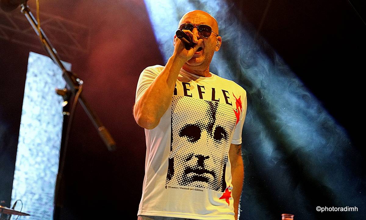 Do roka a do dna! Třem sestrám na branické oslavě asistovali Horkýže slíže, Mňága a Žďorp a mnozí další 