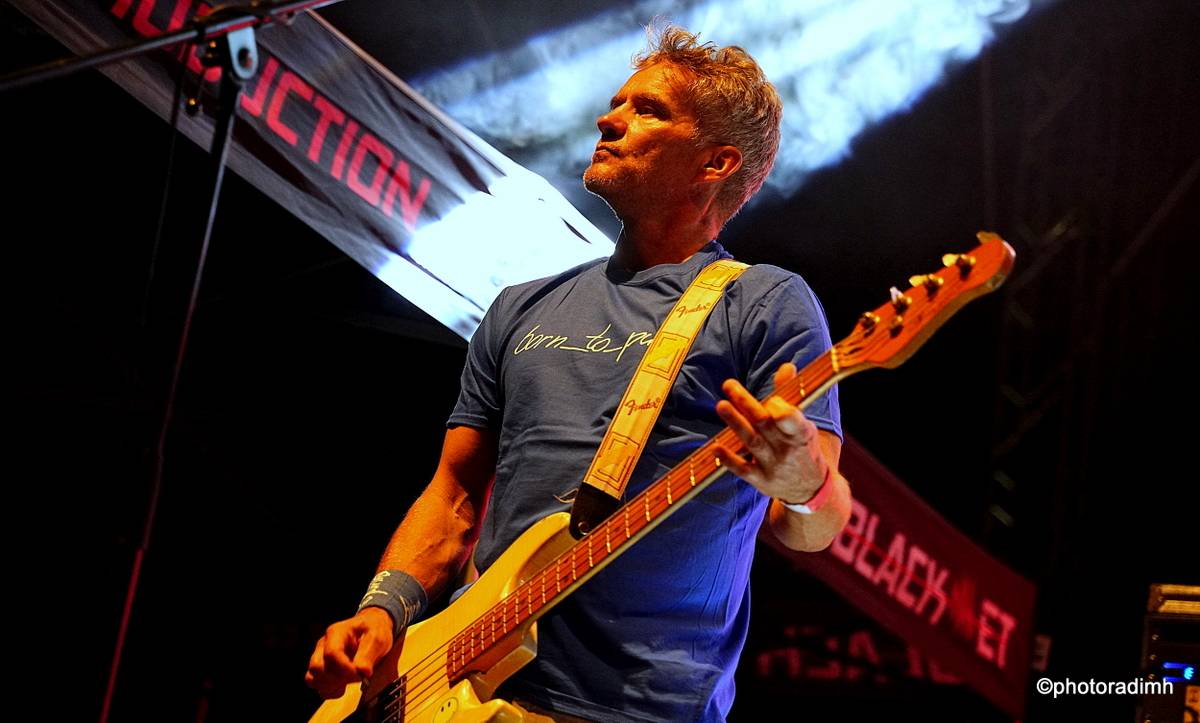 Do roka a do dna! Třem sestrám na branické oslavě asistovali Horkýže slíže, Mňága a Žďorp a mnozí další 