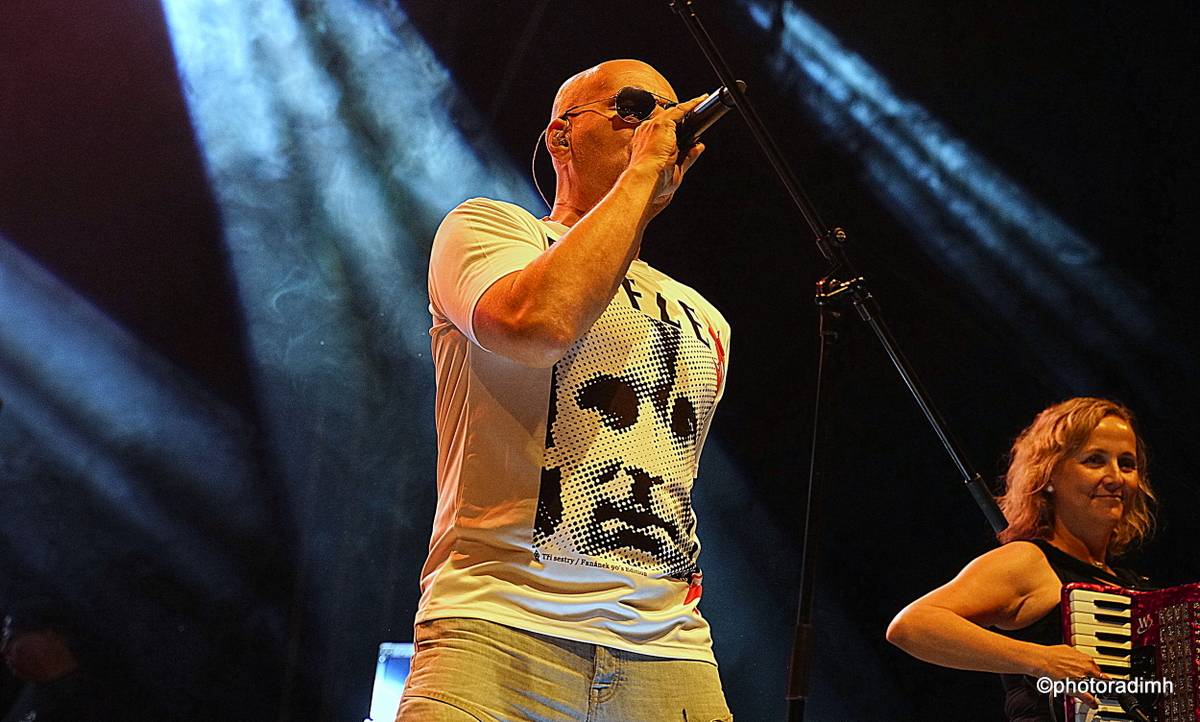 Do roka a do dna! Třem sestrám na branické oslavě asistovali Horkýže slíže, Mňága a Žďorp a mnozí další 