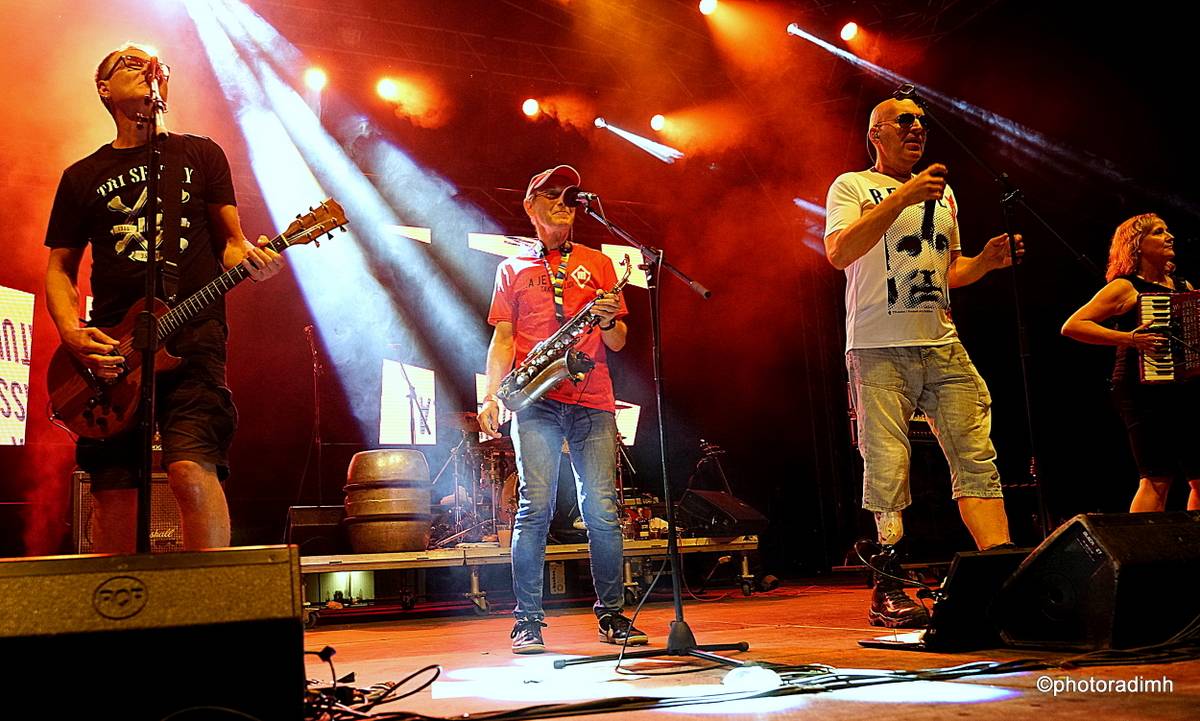 Do roka a do dna! Třem sestrám na branické oslavě asistovali Horkýže slíže, Mňága a Žďorp a mnozí další 