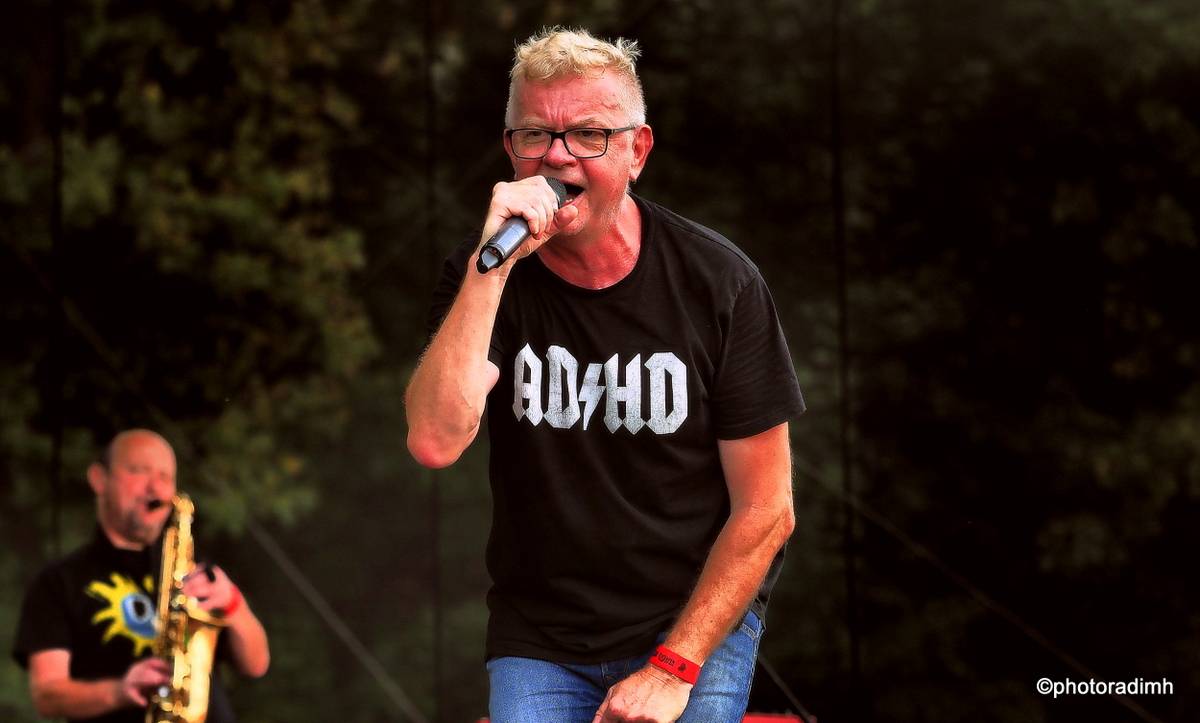 Do roka a do dna! Třem sestrám na branické oslavě asistovali Horkýže slíže, Mňága a Žďorp a mnozí další 