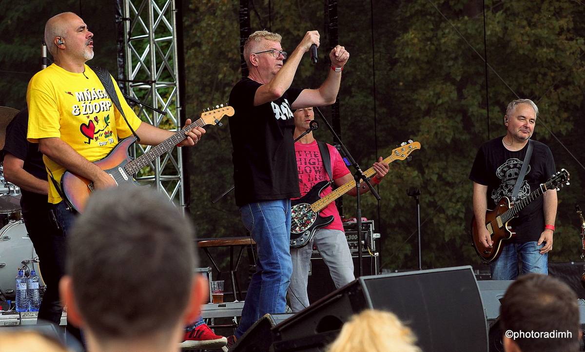 Do roka a do dna! Třem sestrám na branické oslavě asistovali Horkýže slíže, Mňága a Žďorp a mnozí další 