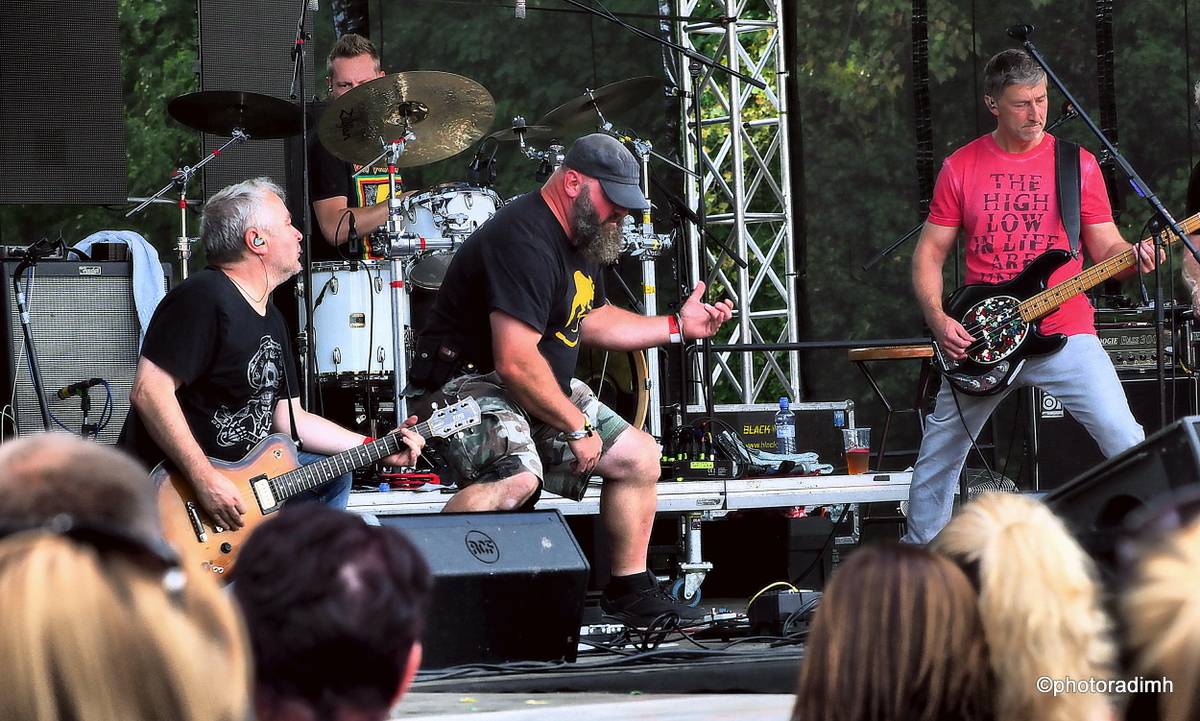 Do roka a do dna! Třem sestrám na branické oslavě asistovali Horkýže slíže, Mňága a Žďorp a mnozí další 