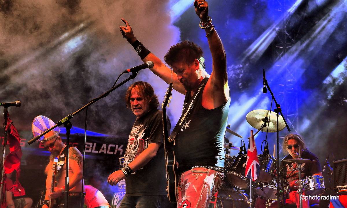 Do roka a do dna! Třem sestrám na branické oslavě asistovali Horkýže slíže, Mňága a Žďorp a mnozí další 