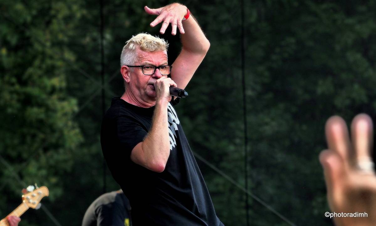 Do roka a do dna! Třem sestrám na branické oslavě asistovali Horkýže slíže, Mňága a Žďorp a mnozí další 