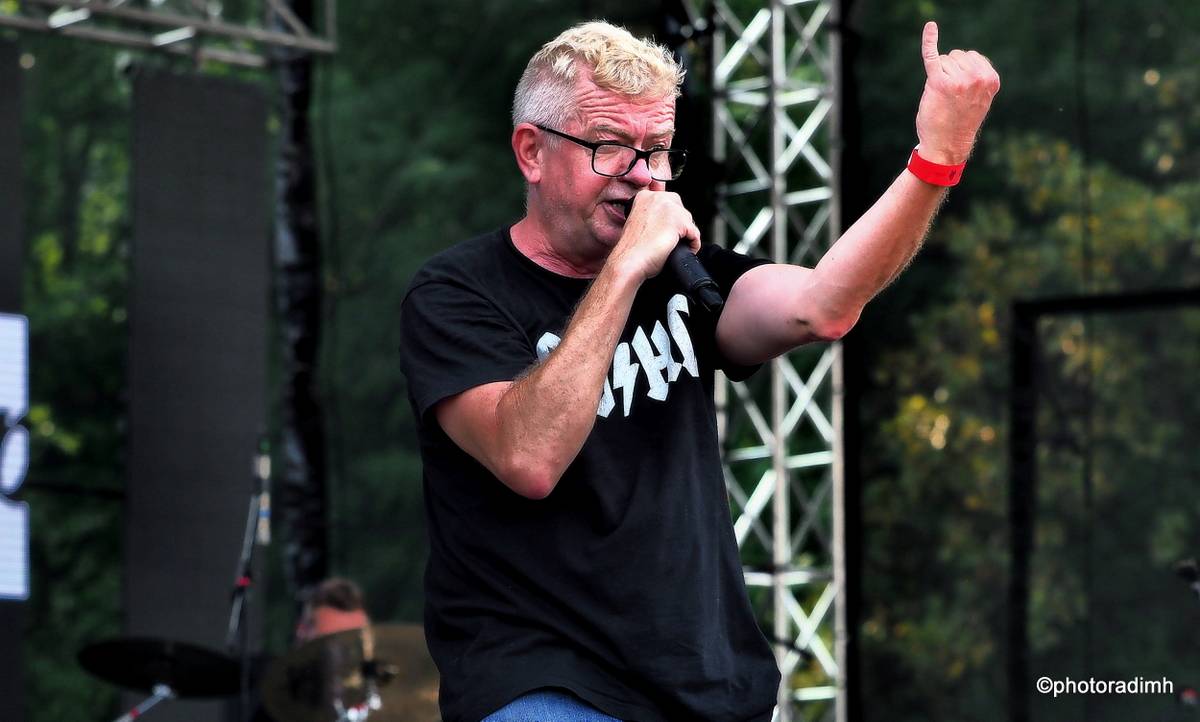 Do roka a do dna! Třem sestrám na branické oslavě asistovali Horkýže slíže, Mňága a Žďorp a mnozí další 