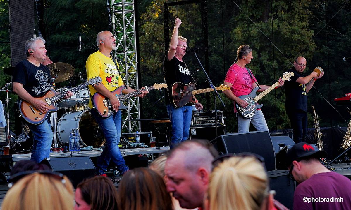 Do roka a do dna! Třem sestrám na branické oslavě asistovali Horkýže slíže, Mňága a Žďorp a mnozí další 