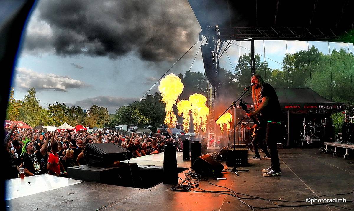 Do roka a do dna! Třem sestrám na branické oslavě asistovali Horkýže slíže, Mňága a Žďorp a mnozí další 