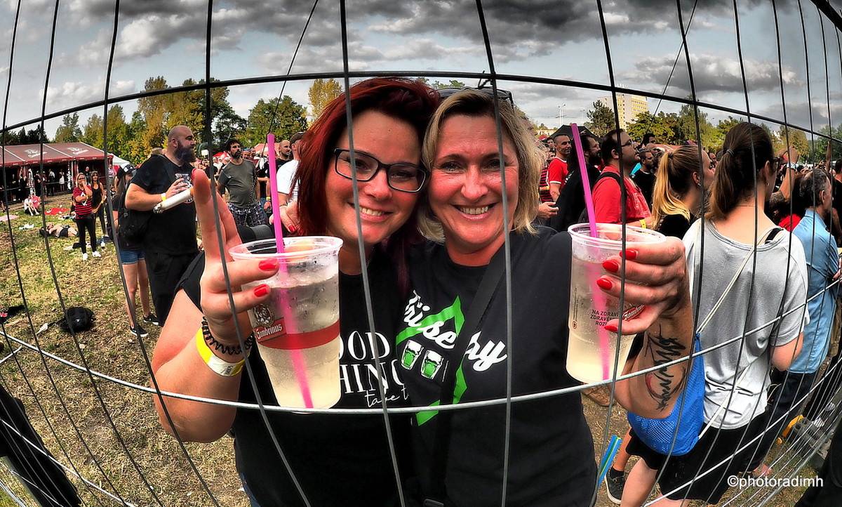 Do roka a do dna! Třem sestrám na branické oslavě asistovali Horkýže slíže, Mňága a Žďorp a mnozí další 