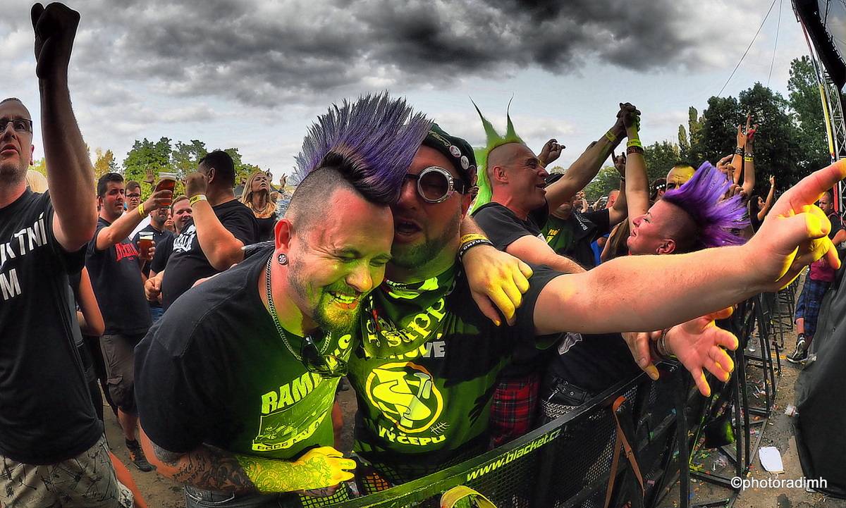 Do roka a do dna! Třem sestrám na branické oslavě asistovali Horkýže slíže, Mňága a Žďorp a mnozí další 