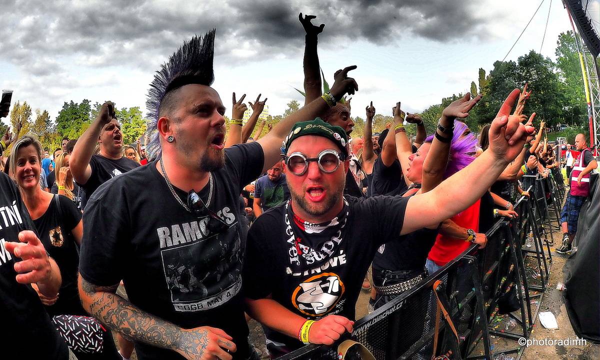 Do roka a do dna! Třem sestrám na branické oslavě asistovali Horkýže slíže, Mňága a Žďorp a mnozí další 