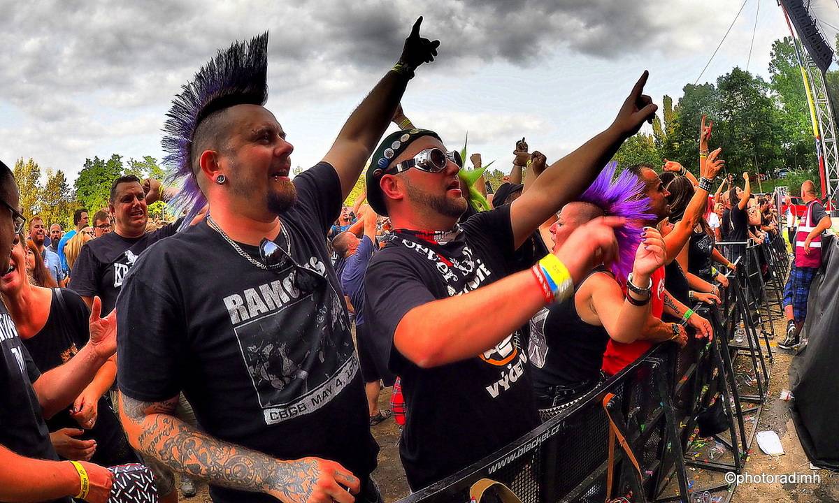 Do roka a do dna! Třem sestrám na branické oslavě asistovali Horkýže slíže, Mňága a Žďorp a mnozí další 