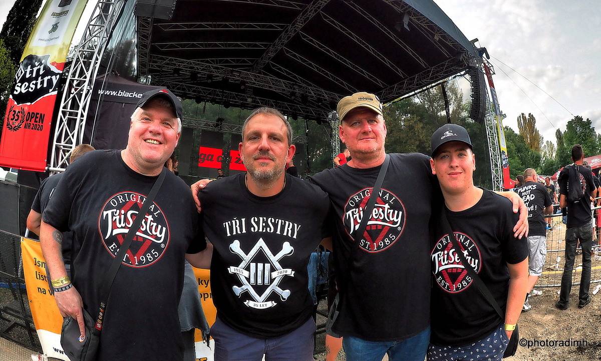 Do roka a do dna! Třem sestrám na branické oslavě asistovali Horkýže slíže, Mňága a Žďorp a mnozí další 