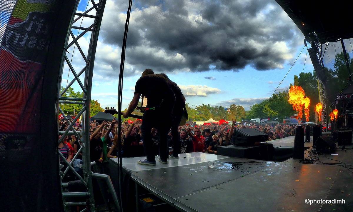 Do roka a do dna! Třem sestrám na branické oslavě asistovali Horkýže slíže, Mňága a Žďorp a mnozí další 