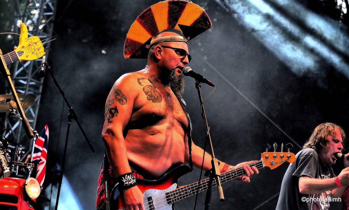 Do roka a do dna! Třem sestrám na branické oslavě asistovali Horkýže slíže, Mňága a Žďorp a mnozí další 